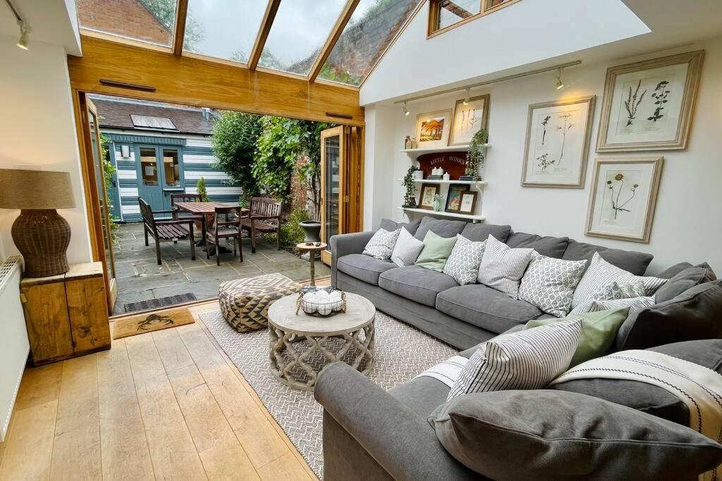Вилла Dolls House - Luxury Townhouse *Sleeps 10* Хенли-на-Темзе Экстерьер фото