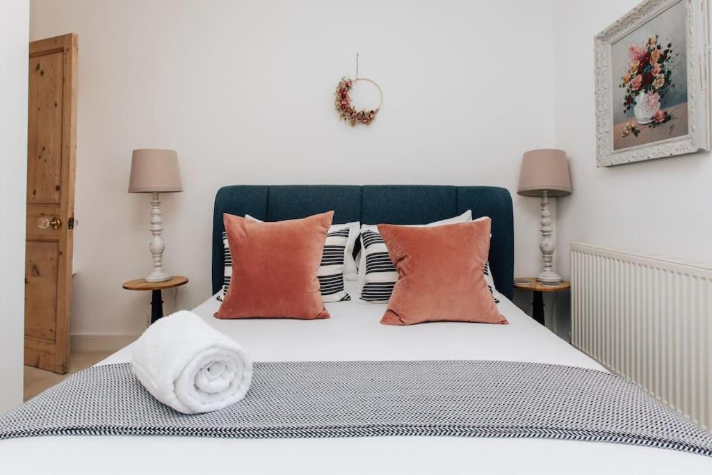 Вилла Dolls House - Luxury Townhouse *Sleeps 10* Хенли-на-Темзе Экстерьер фото