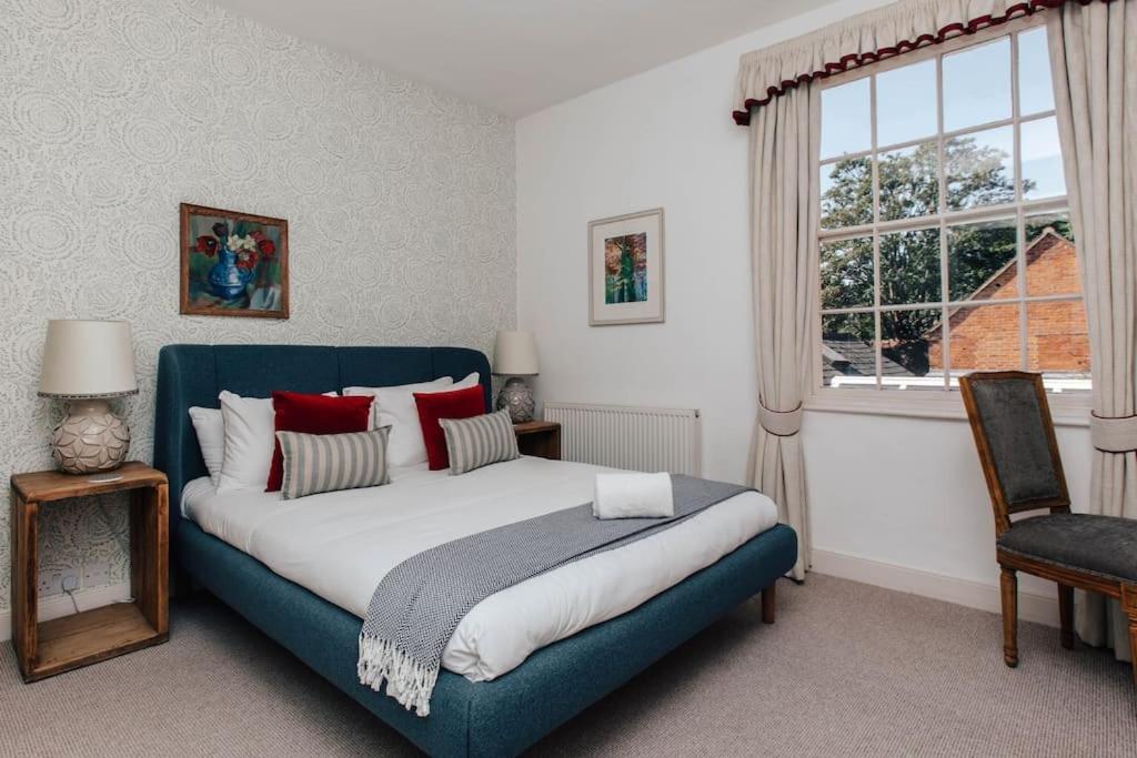 Вилла Dolls House - Luxury Townhouse *Sleeps 10* Хенли-на-Темзе Экстерьер фото