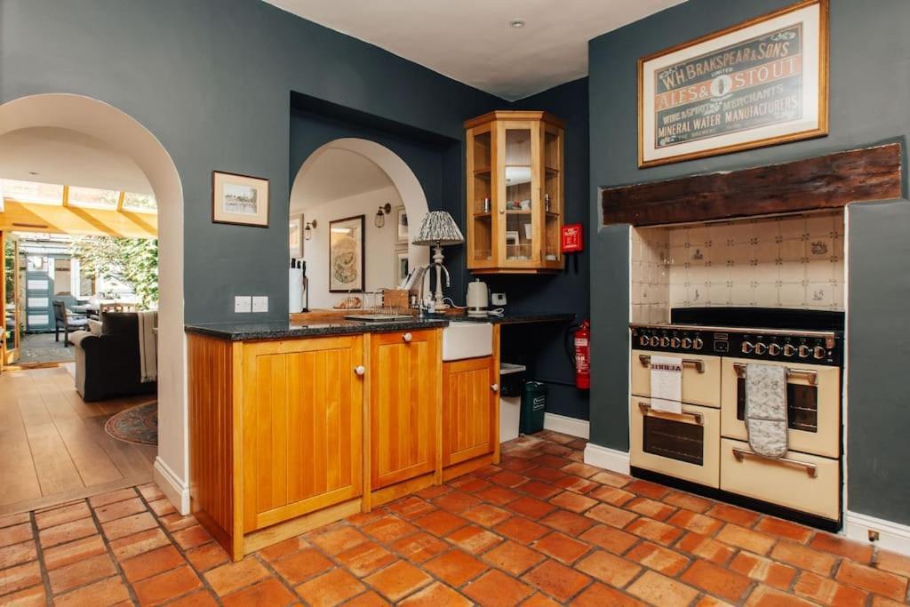Вилла Dolls House - Luxury Townhouse *Sleeps 10* Хенли-на-Темзе Экстерьер фото