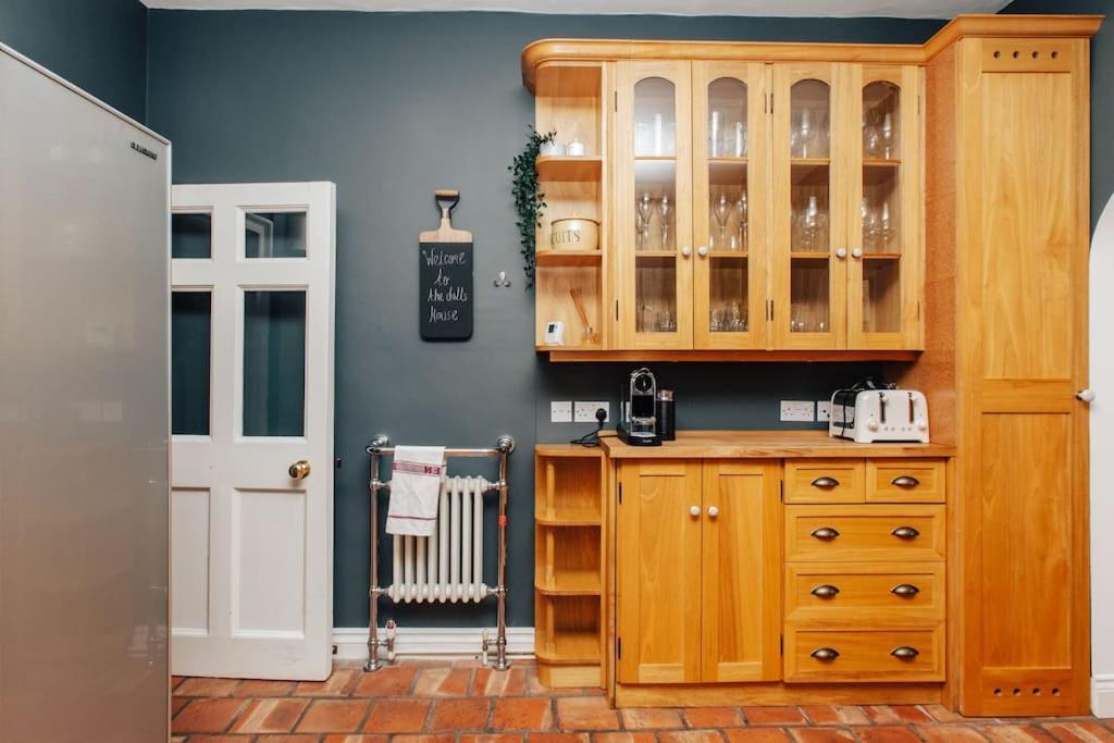 Вилла Dolls House - Luxury Townhouse *Sleeps 10* Хенли-на-Темзе Экстерьер фото