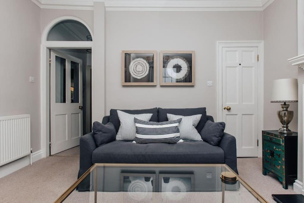 Вилла Dolls House - Luxury Townhouse *Sleeps 10* Хенли-на-Темзе Экстерьер фото