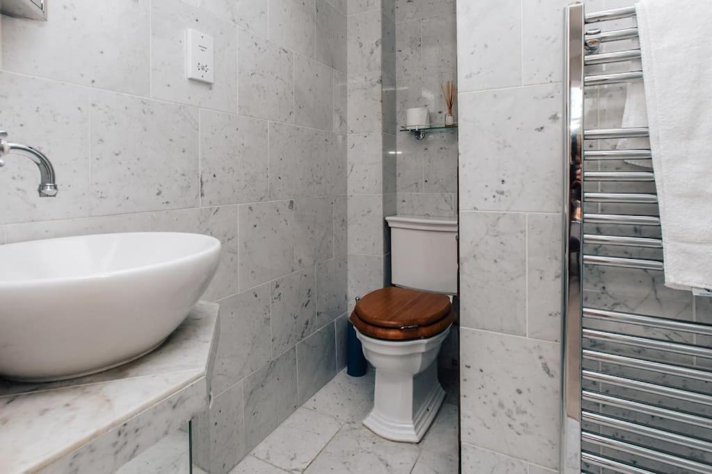 Вилла Dolls House - Luxury Townhouse *Sleeps 10* Хенли-на-Темзе Экстерьер фото