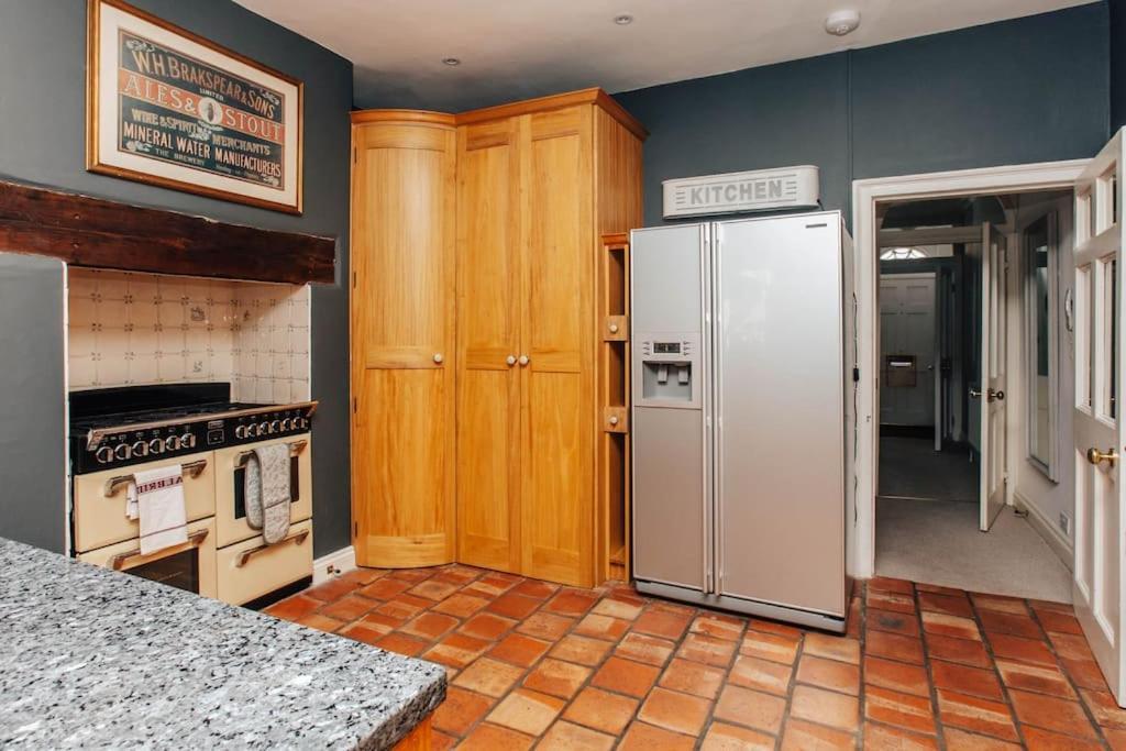 Вилла Dolls House - Luxury Townhouse *Sleeps 10* Хенли-на-Темзе Экстерьер фото