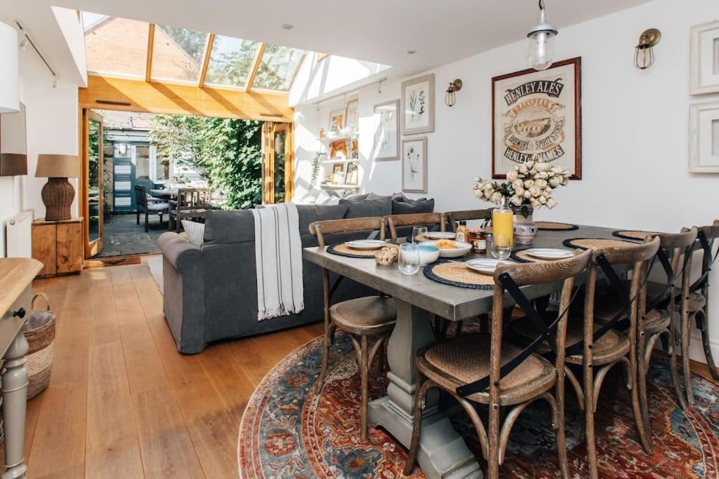 Вилла Dolls House - Luxury Townhouse *Sleeps 10* Хенли-на-Темзе Экстерьер фото