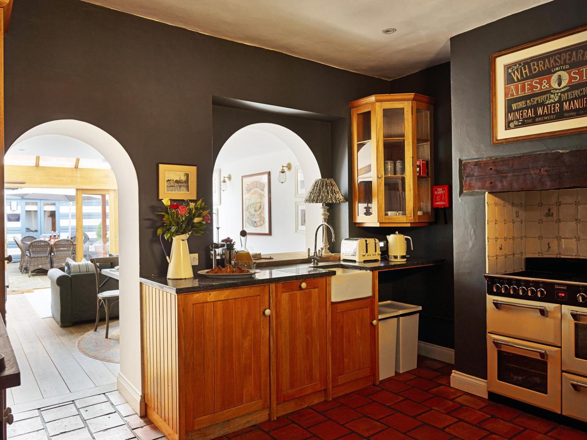 Вилла Dolls House - Luxury Townhouse *Sleeps 10* Хенли-на-Темзе Экстерьер фото